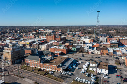 фотографія Aerial View of Historic Buildings and a Large Radio Tower in Historic Petersburg