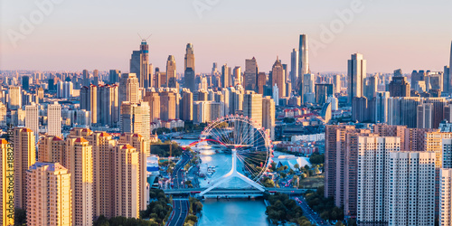 Foto Aerial telephoto view of the skyline of Tianjin Eye Ferris Wheel on the Haihe Ri