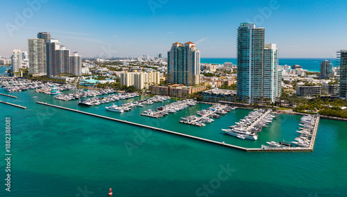 Φωτογραφία Yacht docked at Miami marina