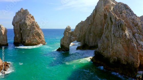 El Arco de Cabo San Lucas es una formación rocosa icónica en Baja California Sur, México, donde se unen el Océano Pacífico y el Mar de Cortés.