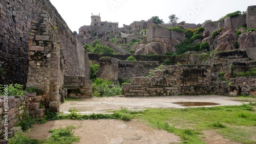 Foto Amazing landscape historical fortified citadel architecture of Golconda fort