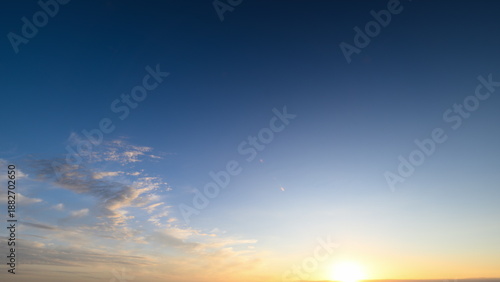 Φωτογραφία Morning light over wide tranquil landscape, Bright sunrise illuminating calm dis
