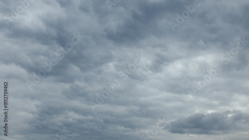Obraz na plátně The sky appears overcast with dynamic cloud patterns creating an intriguing atmo