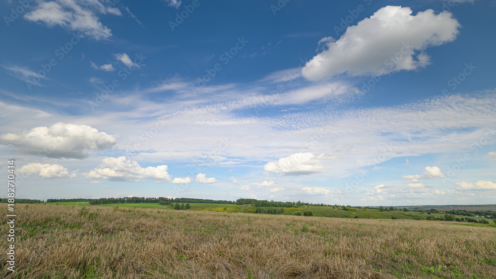 Obraz premium A Beautiful and Picturesque Rural Landscape Featuring Vivid Clouds and Open Fields