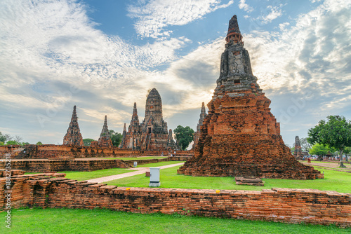 Canvas Print Scenic ruins of Wat Chaiwatthanaram in Ayutthaya, Thailand
