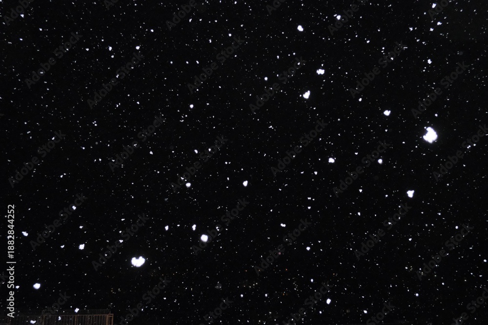 Obraz premium snow falling in the sky