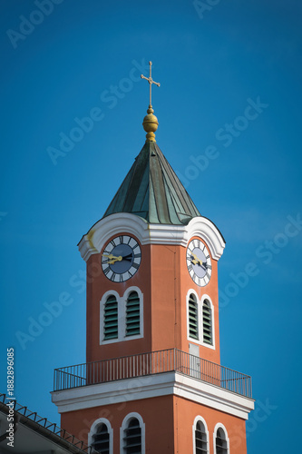 Ein ockerfarbener Kirchturm mit Balkonumrandung in München Bayern