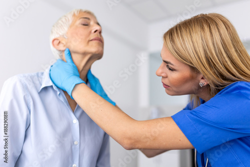 Fotografie Doctor Performing Thyroid Examination on Senior Patient, Close Up of Medical Palpation for Neck Glands, Professional Healthcare Screening for Elderly Woman