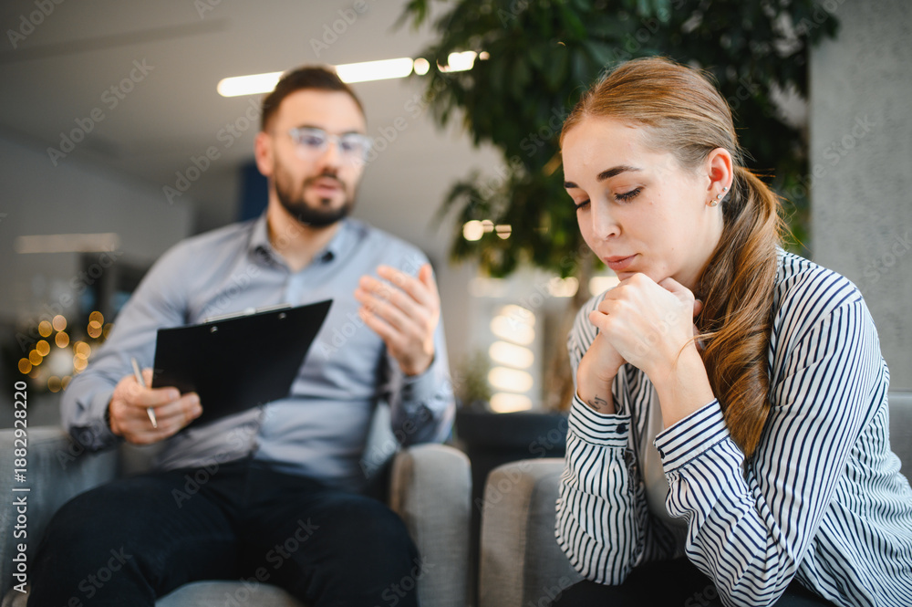 Ταπετσαρία Woman consulting psychologist seeking mental health support