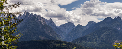 Принти на полотні vista su un paesaggio montano e su alcune catene montuose nelle Alpi della regio