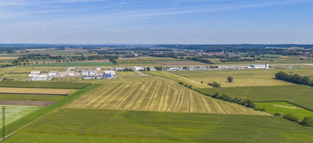 Naklejka premium Blick zum Flugplatz Augsburg im Nordosten der schwäbischen Bezirkshauptstadt