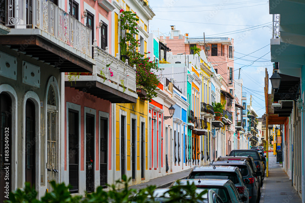 Naklejka premium Brightly colored colonial houses in Old San Juan, Puerto Rico