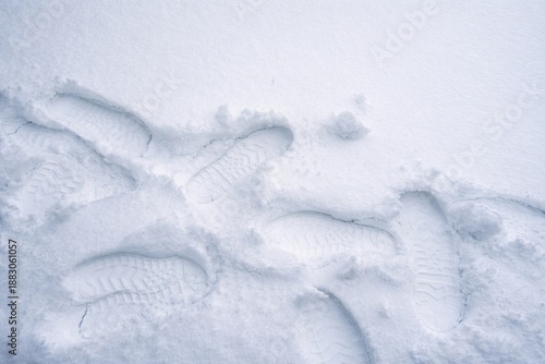 Empreintes de pas dans la neige fraîche, texture hivernale minimaliste