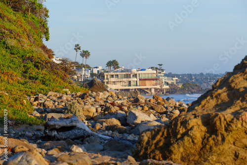 Fotografie Malibu Rocky Beach View With Oceanfront Property Under Construction