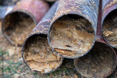 Obraz na plátně Gros plan sur l'intérieur de vieilles canalisations d’évacuation d'eau
