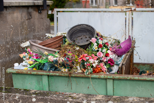 Bac à déchet dans un cimetière ou sont déposés les vieux pots, les vieilles fleurs et composition floral. Nettoyage en entretien des tombes. France.