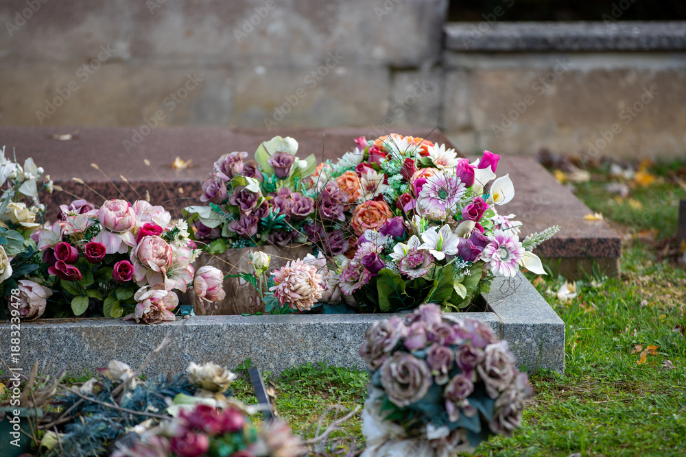 Fototapeta premium Ancienne tombe dans un cimetière, dans laquelle sont déposés et réunis les vieux pots de fleurs. Nettoyage avant le dépôt dans le bac à déchets. France.