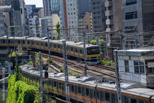 お茶の水付近ですれ違う通勤電車