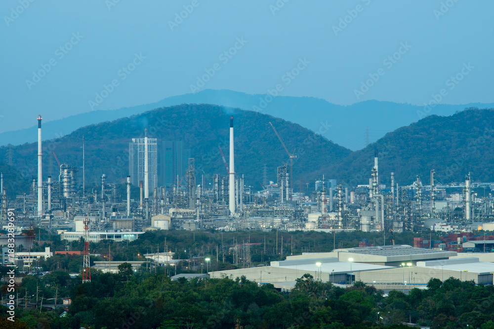 Obraz premium nighttime panoramic view of the industrial city skyline and oil refineries in the valley.
