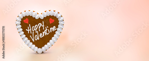 Lebkuchenherz Happy Valentine vor unscharfem Hintergrund