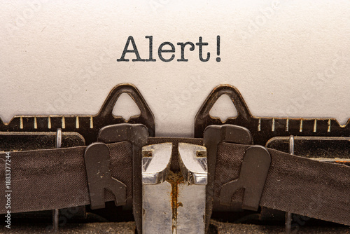 Altes Mechanische Schreibmaschine mit dem Text Alert