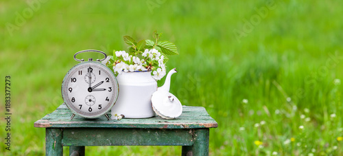 Zifferblatt mit drei Uhr  zur Zeitumstellung auf sommerzeit