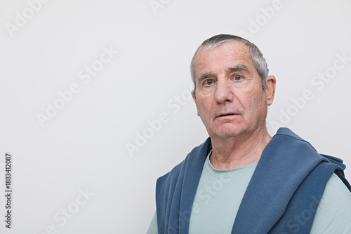 Photos portrait d'un homme de 75 ans