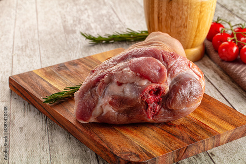 Tableau sur toile Raw pork knuckle over board