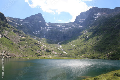 Tableau sur toile Vue du Lac de Saussat et du cirque de saussat en montagne en Haute-Garonne, Fran