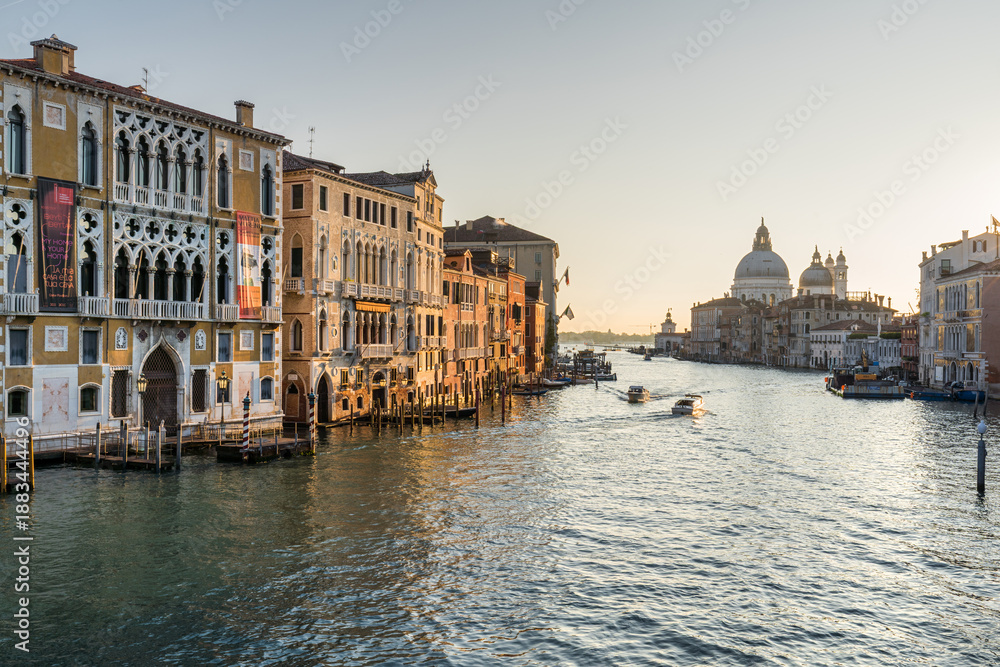 Obraz premium Canal Grande von der Ponte dell’Accademia, Basilika Santa Maria della Salute, Venedig, Venetien, Italien