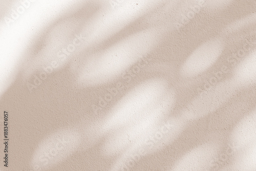 Fotografía close up light brown plain wall background texture with shadow of window from su