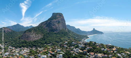 Incrível vista aérea panorâmica da Barra da Tijuca, onde podemos ver a Pedra da Gávea e boa parte das praias cariocas, até o morro Dois Irmãos no Leblon.