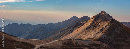 Panel kuchenny z motywem This Colorado mountain panorama features a lone Jeep parked at Engineer Pass along the Alpine Loop.  The soft evening light enhances colorful Darley Mountain rising above.