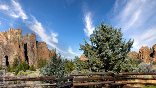 Fotografi Smith Rock State Park and Wooden Fence
