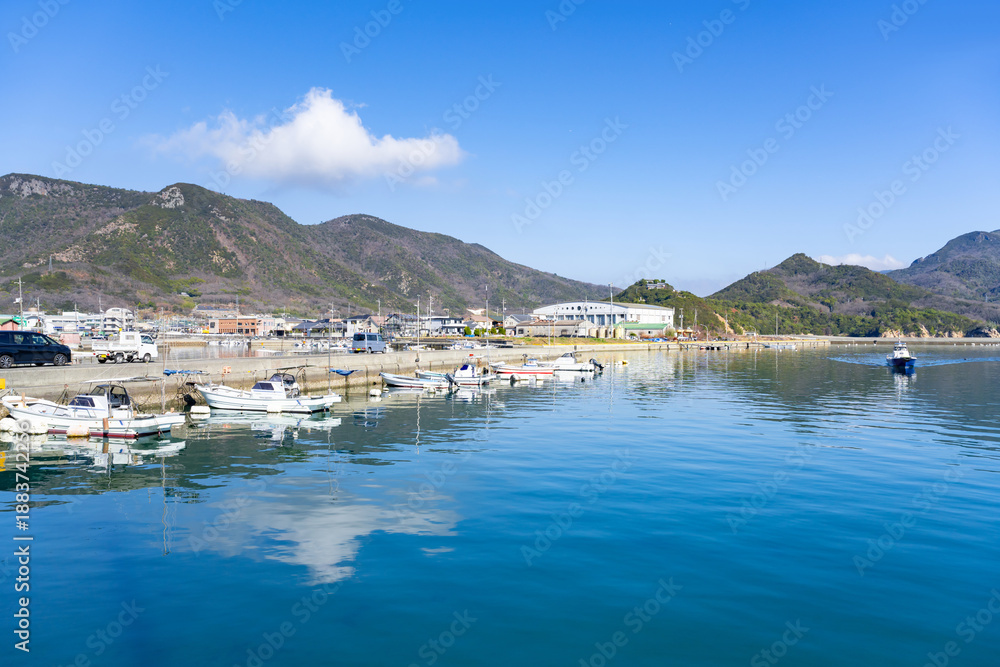 Obraz premium 香川県小豆島 エンジェルロード横の漁港