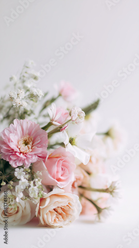 ピンク基調の上品なフラワーアレンジメント