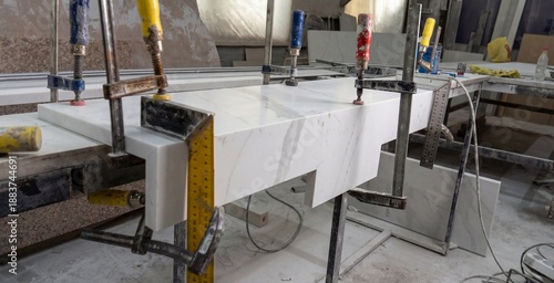 Foto Quartz stone stair fabrication process in professional stone workshop