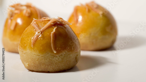 Detailed photo of delicious nastar cake filled with pineapple cream and topped with sliced ​​cheese 