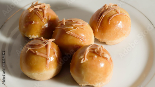 Detailed photo of nastar cake filled with pineapple cream and topped with sliced ​​cheese served on a plate