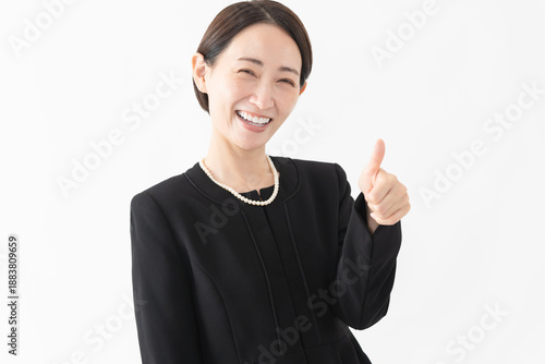 喪服を着た女性　葬儀イメージ