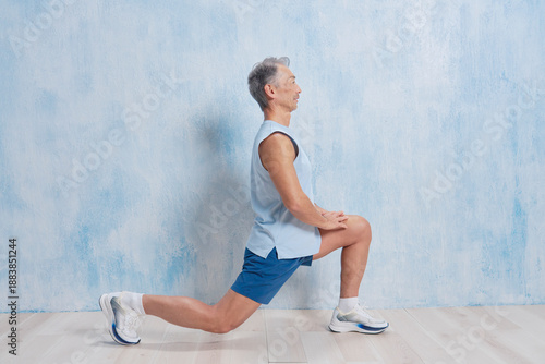 Wallpaper Mural シニア男性　トレーニング　ランジ Torontodigital.ca