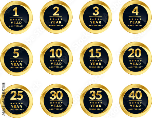 1年・2年・3年・5年・10年から40年までを表現したゴールド円形アニバーサリーバッジのイラストセット｜周年記念・継続年数・実績・信頼性を視覚的に伝える高級感あるデザイン、企業サイト・広告・商品説明・保証表示に使える年数アイコン素材