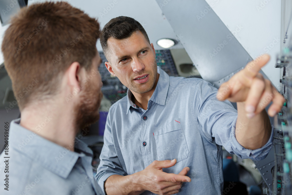 Fototapeta premium office technicians having a conversation