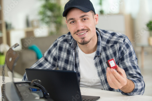 Foto worker using notebook computer showing ink cartridge