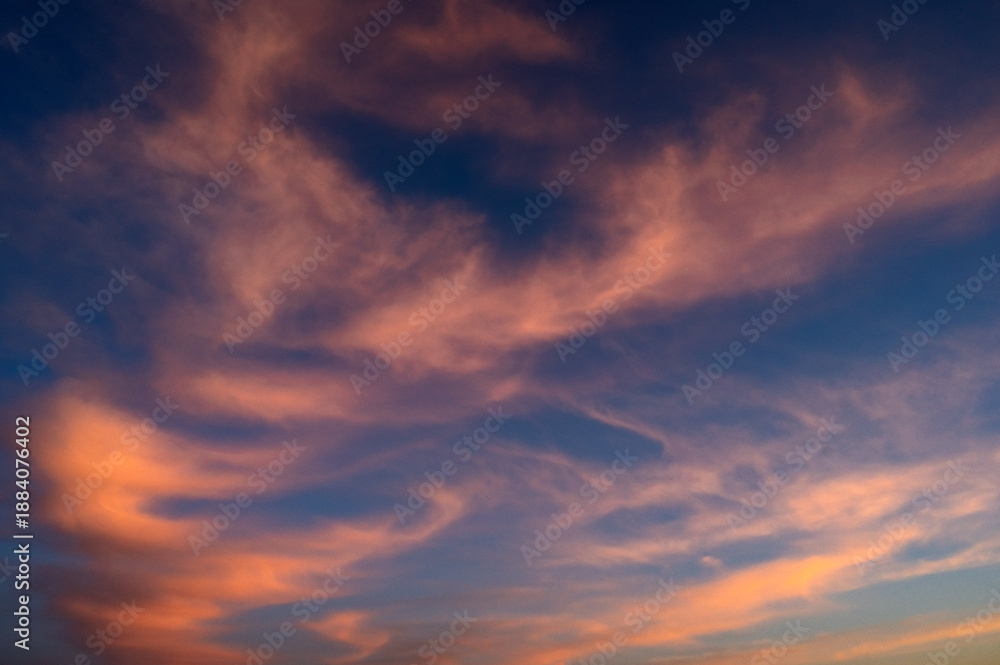 Fototapeta premium Rosa Wolken am Himmel