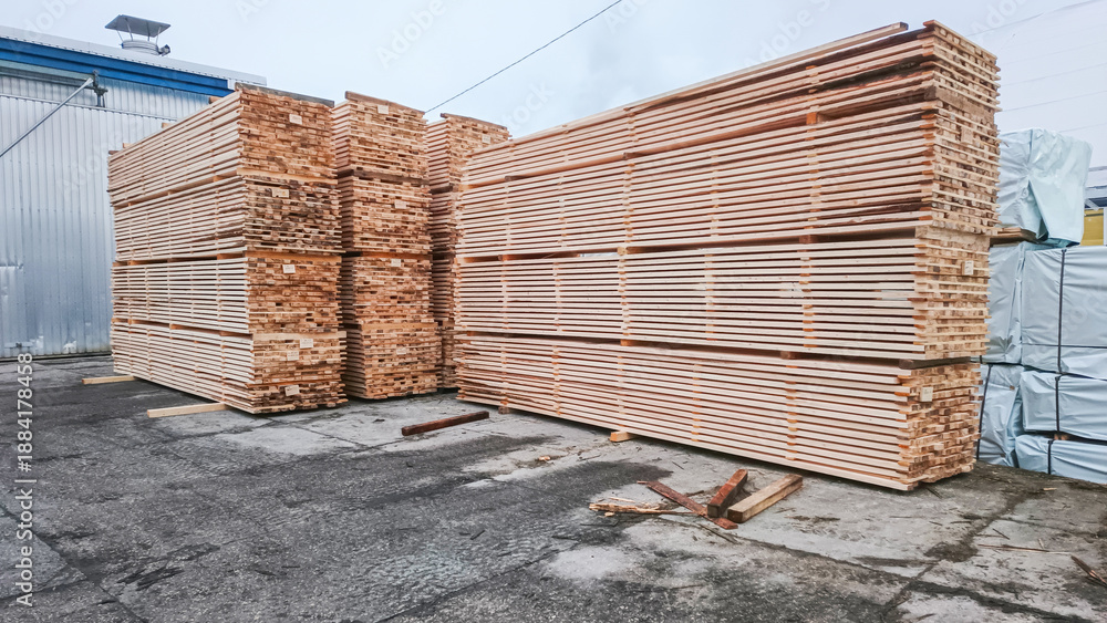 Foto Timber stacked in a pile ready for drying.