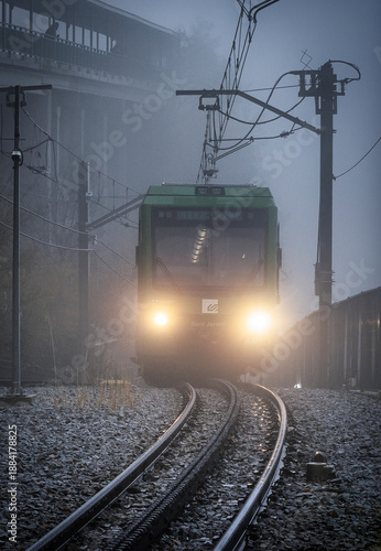 Llegada bajo la niebla