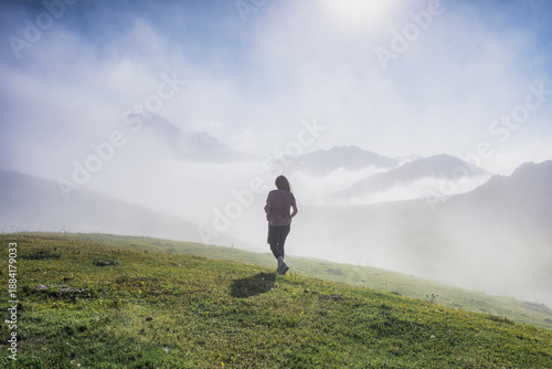 Senderismo entre niebla