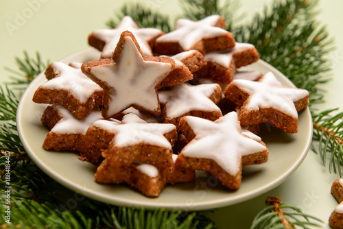 Plate with star-shaped ging...