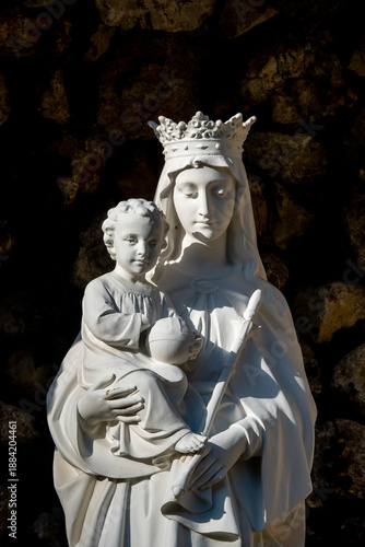 Obraz na plátne Beautiful white statue (19th century) of Blessed Virgin Mary holding baby Jesus Christ in her arms